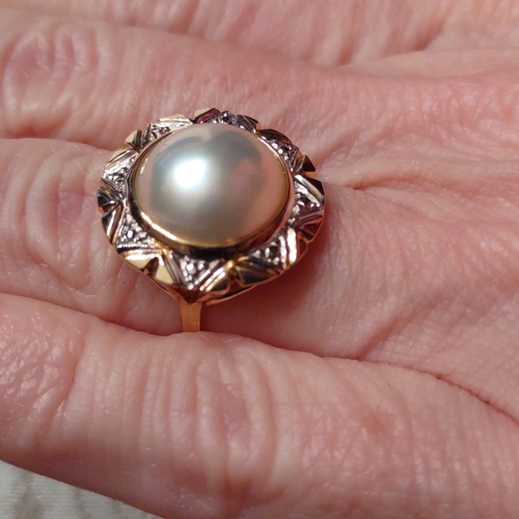 Mabe Pearl ring 14 karat yellow gold, accent diamonds - Picture 4 of 12